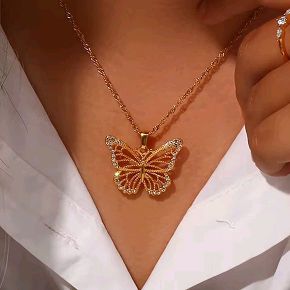 Elegant Gold Butterfly Pendant Necklace - Picture 5 of 6